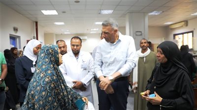 . محافظ أسوان يتدخل لحل العديد من الشكاوى الجماهيرية.. ويوجه مسئولى الرعاية الصحية لإنهاء إجراءات التسجيل