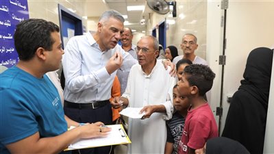 للمرة الثالثة.. محافظ أسوان يفاجئ مركز طب الأسرة.. ويوجه بالتحقيق الفورى فى شكاوى المواطنين