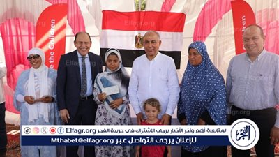 بقيمة 500 ألف جنيه.. محافظ المنيا يسلم شيكات لدعم أصحاب المشروعات الصغيرة بقرية قلندول بالتعاون مع هيئة إنقاذ الطفولة