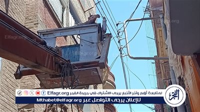 صيانة أعمدة وكشافات الإنارة بقرية النخيلة بمركز أبوتيج بأسيوط 