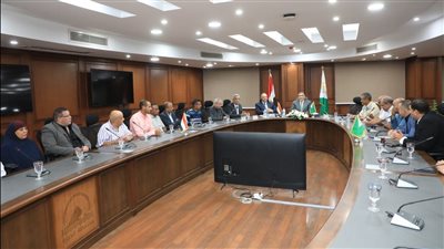 محافظ الجيزة يسلم 20 عقد تقنين أراضي أملاك دولة للمواطنين المستوفين للاشتراطات