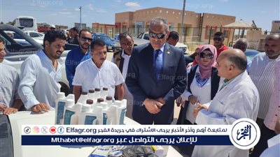 سكرتير عام محافظة مطروح يتفقد قافلة “مطروح الخير” وتقديم خدماتها لقرية العميد بالحمام 