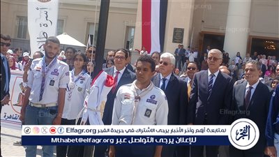 عاشور وعبد الصادق يرفعان العلم المصري من داخل الجامعة الأهلية إيذانًا ببدء العام الدراسي
