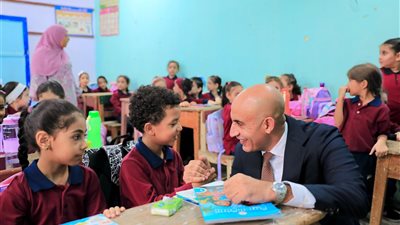 وزير التعليم يحاور أحد تلاميذ مدرسة ابن خلدون بالقليوبية في أول أيام الدراسة