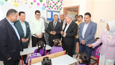 محافظ الشرقية يفتتح مدرسة النصر الابتدائية ويُشارك التلاميذ طابور الصباح وتحية العلم