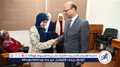 رئيس جامعة أسيوط يلتقي الطالبة ثريا أشرف أول كفيفة تلتحق بكلية التجارة 