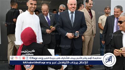 رئيس جامعة قناة السويس وطلاب من أجل مصر يستقبلون الطلاب الجدد والقدامى