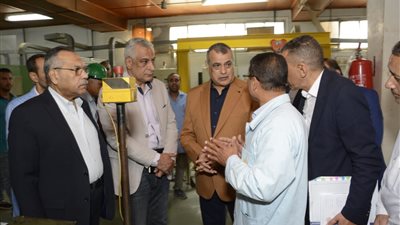 وزير الإنتاج الحربي يتابع تصنيع الطلمبات الغاطسة بشركة قها