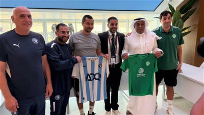 تبادل الهدايا والتهنئة بالعيد الوطني خلال الاجتماع الفني لمباراة الأهلي السعودي وبيراميدز في كأس الإنتركونتيننتال