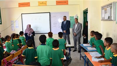 محافظ أسوان يتفقد مدارس قرى أبو الريش بحرى وقبلى