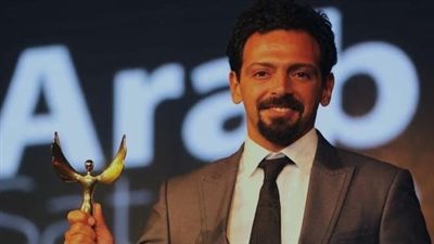 لحظة صادمة تهز ختام مهرجان بورسعيد: أرملة تيمور تيمور تنهار وتنسحب من التكريم