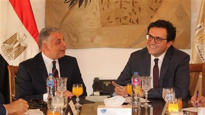 وزير الثقافة ومحافظ الإسماعيلية يبحثان ترتيبات الاحتفال بعام أم كلثوم بالمحافظة والدورة الـ25 للمهرجان الدولي للفنون الشعبية