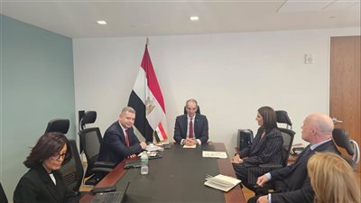 وزير الاتصالات يعقد مباحثات مع عدد من مسئولى الشركات العالمية لزيادة استثماراتها في مصر