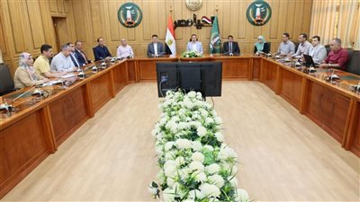 محافظ المنوفية يلتقى ممثلي إحدى الشركات المتخصصة في مجال المعالجة والتخلص الآمن من المخلفات الصلبة لتحسين مستوى الخدمات