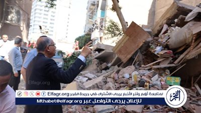 محافظ المنيا يتفقد موقع انهيار منزل خالٍ من السكان أثناء أعمال هدم بجوار فندق لوتس