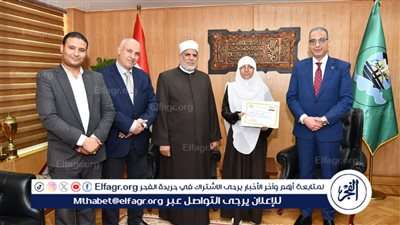 محافظ الفيوم يكرم ثلاث طالبات أزهريات لحصولهن على مراكز متقدمة على مستوى الجمهورية