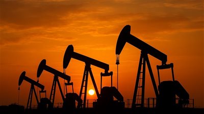 النفط يتجه لأكبر مكاسب أسبوعية في 3 أشهر مع خفض روسيا لصادرات الوقود