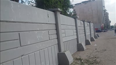 تركيب أسوار خرسانية بأرض المطاحن في شارع فيصل لمنع إلقاء المخلفات وتحسين المظهر الحضاري