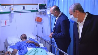 في لفتة إنسانية.. محافظ الغربية ووزير العمل بجوار مصابي حريق 