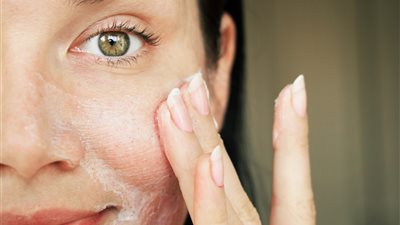 أسرار العناية بالبشرة في الخريف… كيف تحافظين على نضارتك مع تغير الفصول؟