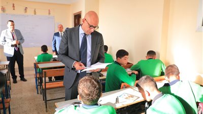 عبد اللطيف يتابع مستوى التحصيل الدراسي للطلاب.. ويؤكد أهمية دراسة مادة البرمجة والذكاء الاصطناعي