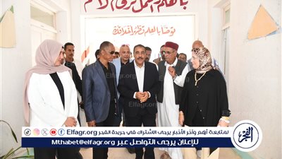 محافظ مطروح يتفقد انتظام العملية التعليمية بمدارس أم الرخم غرب مطروح ويوزع هدايا وأدوات مدرسية على الطلاب