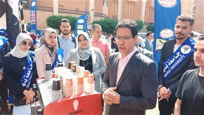 رئيس جامعة بنها يفتتح معرض المنتجات الغذائية