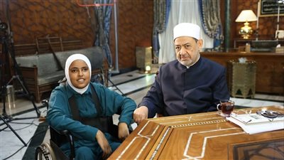 شيخ الأزهر يستقبل «محاربة السرطان والإعاقة» الطالبة آية مهني الأولى على الإعدادية مكفوفين بسوهاج ويكرمها