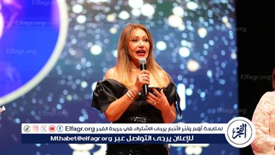 لحظات مؤثرة وبكاء .. ليلي علوي تعبر عن امتنانها لعائلتها أثناء تكريمها في مهرجان الإسكندرية الدولي