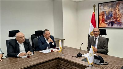 نائب وزير الإسكان يُتابع موقف مشروعات الصرف الصحى ضمن 