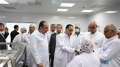 رئيس الوزراء يتفقد مصنعي 