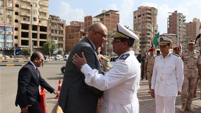 محافظ القليوبية يضع إكليل الزهور على النصب التذكاري ببنها احتفالًا بالذكرى الـ52 لانتصارات أكتوبر