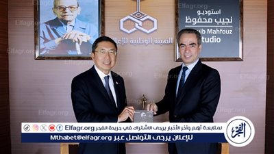 سفير سنغافورة يزور استديو نجيب محفوظ بماسبيرو.. ويشيد بدور الرئيس السيسي في التنمية والسلام