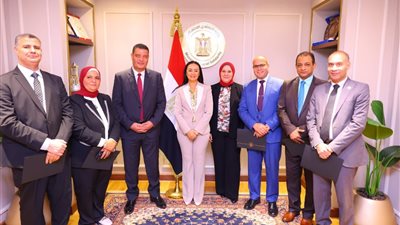 وزيرة التضامن تكرم اللجنة العليا لمتابعة الشكاوى تقديرًا لتميزها في الأداء المؤسسي