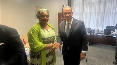 وزير الخارجية يلتقي وزيرة التعليم في ليبيريا على هامش اجتماعات المجلس التنفيذي لليونسكو