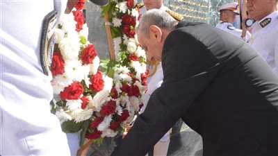 محافظ الغربية يضع إكليل الزهور على النصب التذكاري في ذكرى انتصارات أكتوبر