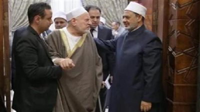 شيخ الأزهر يزور الدكتور أحمد عمر هاشم بأحد المستشفيات