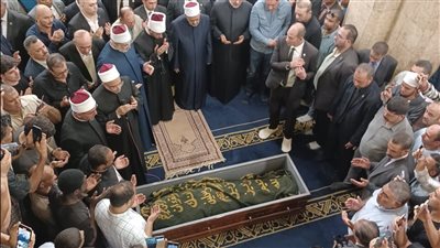 بحضور الآلاف.. شيخ الأزهر يشهد صلاة الجنازة على الدكتور أحمد عمر هاشم