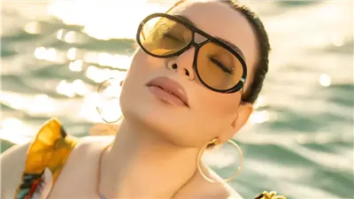 فستان قطعتين.. عبير صبري تودّع الصيف بجرأة وأناقة