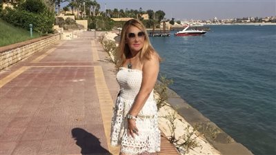 الجرأة والأناقة عنوان نادية الجندي في أحدث جلسة تصوير لها