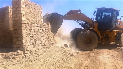 إزالة التعديات على أراضى أملاك الدولة ضمن الموجه الـ 27 بإزالة 68 حالة بقرى مركز إدفو 