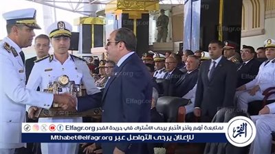 رئيس أكاديمية الشرطة يقدم هدية تذكارية للرئيس السيسي احتفالا باليوبيل الذهبي (فيديو)