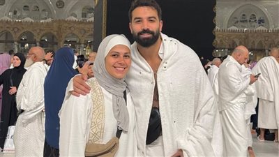 حازم إيهاب يثير إعجاب متابعيه بصورة روحانية من العمرة مع زوجته