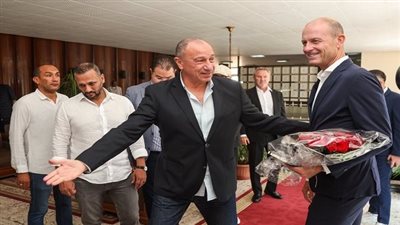 بالصور.. وصول ياس سوروب مدرب الأهلي الجديد إلى مقر الجزيرة تمهيدًا لتقديمه