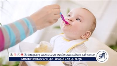 متى يبدأ الطفل بتناول الطعام؟ دليلك الكامل لمرحلة إدخال الأطعمة الصلبة للرضيع