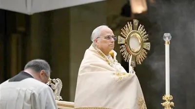 قداسة البابا لاون الرابع عشر يترأس تلاوة المسبحة الوردية من أجل السلام في العالم 