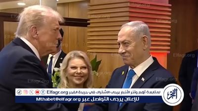 عاجل- نتنياهو يهدي ترامب حمامة ذهبية خلال زيارته للكنيست