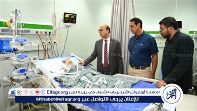 رئيس جامعة أسيوط يتفقد الحالة الصحية للأطفال المصابين في حادث منقباد بمستشفى الإصابات