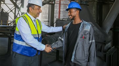 وزير قطاع الأعمال يتفقد التشغيل التجريبي لمصنع بلوكات الأنود الكربونية بالعين السخنة