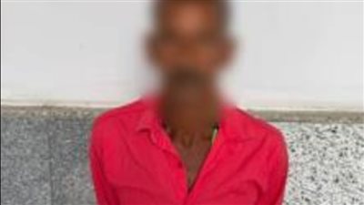 ضبط سايس يضع أحجارًا كحاجز ويطالب المترددين بمبالغ مالية بمحيط مبنى ماسبيرو